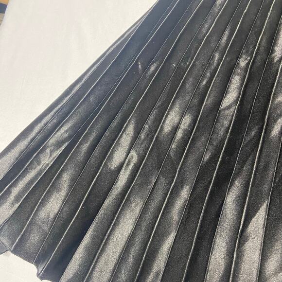 Soho Apparel Skirt Black Shiny Pleated Full Elastic Waist Size  L - Picture 3 of 7